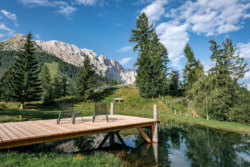Rifugio alpino laghetto naturale Dolomiti